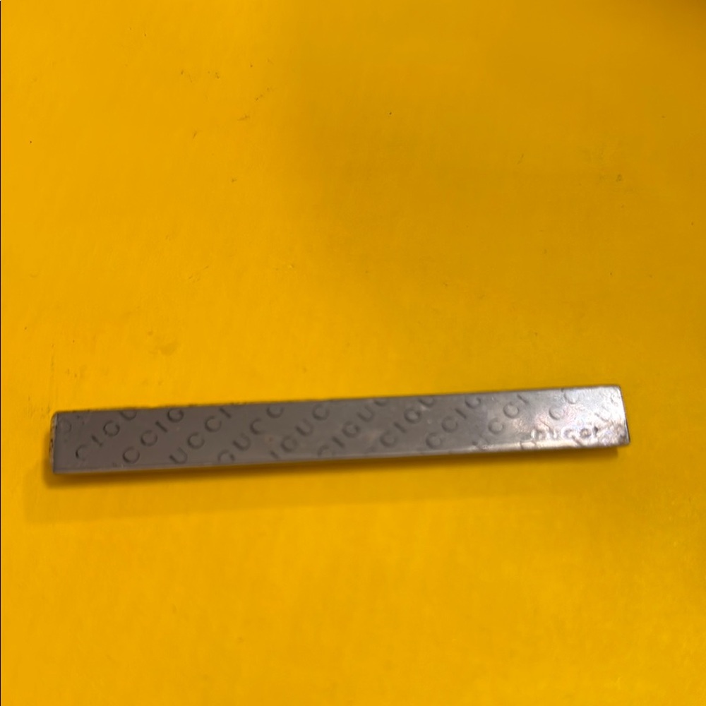 Chic Gucci pin